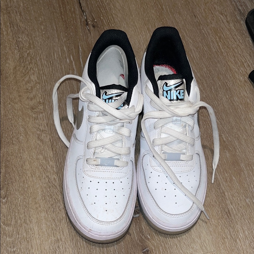 Nike White and Black Low-Top Sneakers
